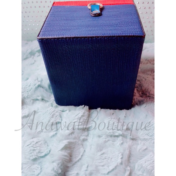 Grace Box Crossbody Handbag - Picture 10 of 12